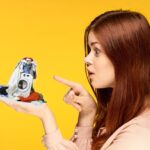 Bucato steso ad asciugare, con evidenti segni di umidità e odore sgradevole.