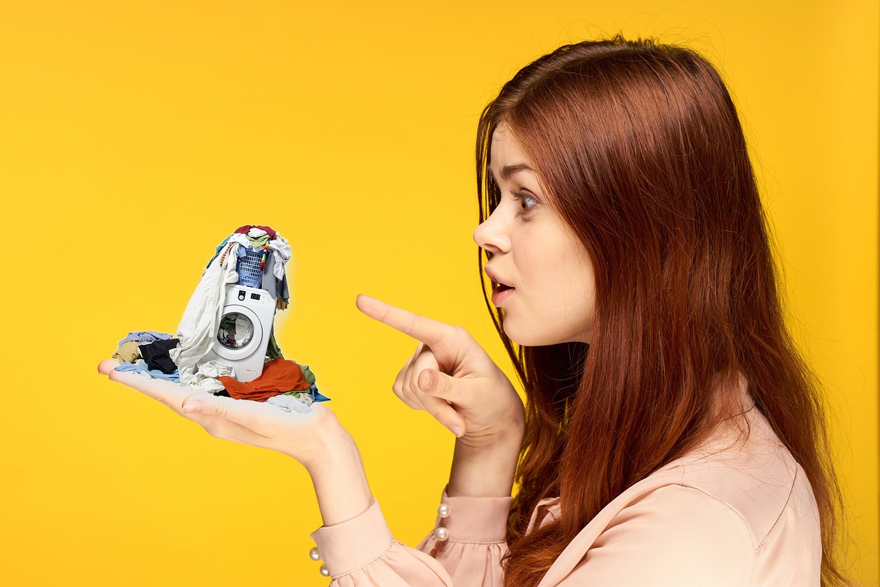 Bucato steso ad asciugare, con evidenti segni di umidità e odore sgradevole.